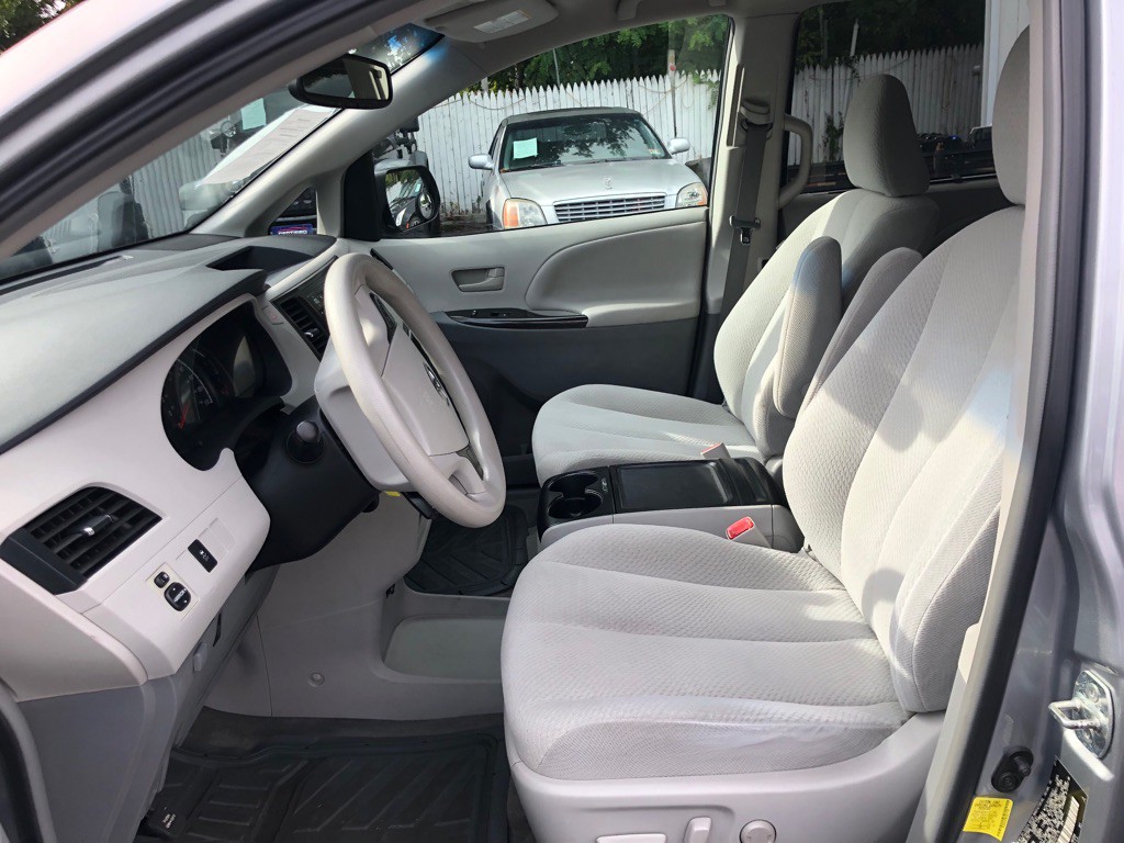 2012 Toyota Sienna Image 16