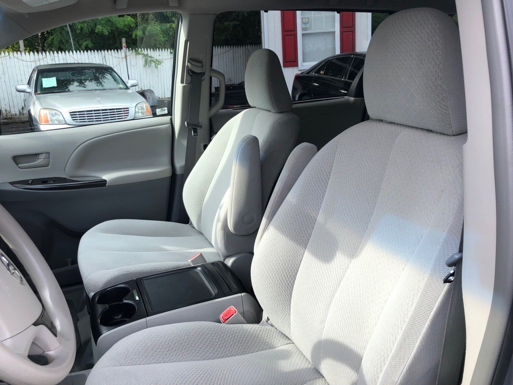 2012 Toyota Sienna Image 17