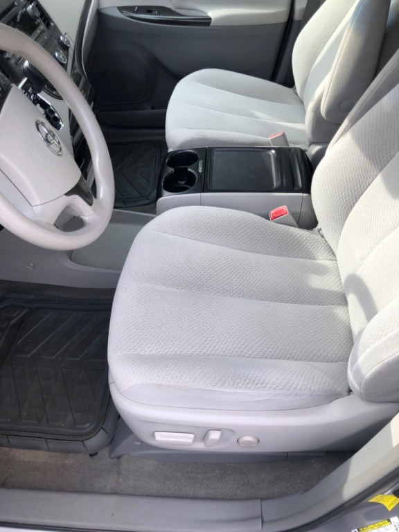 2012 Toyota Sienna Image 18