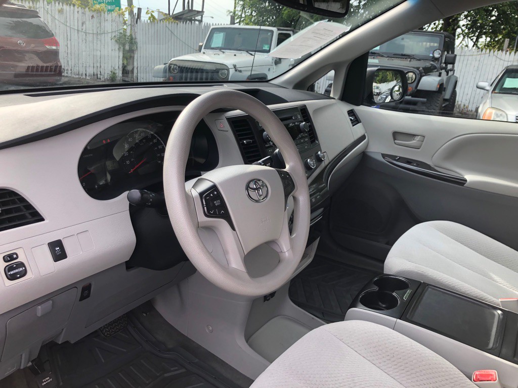 2012 Toyota Sienna Image 19