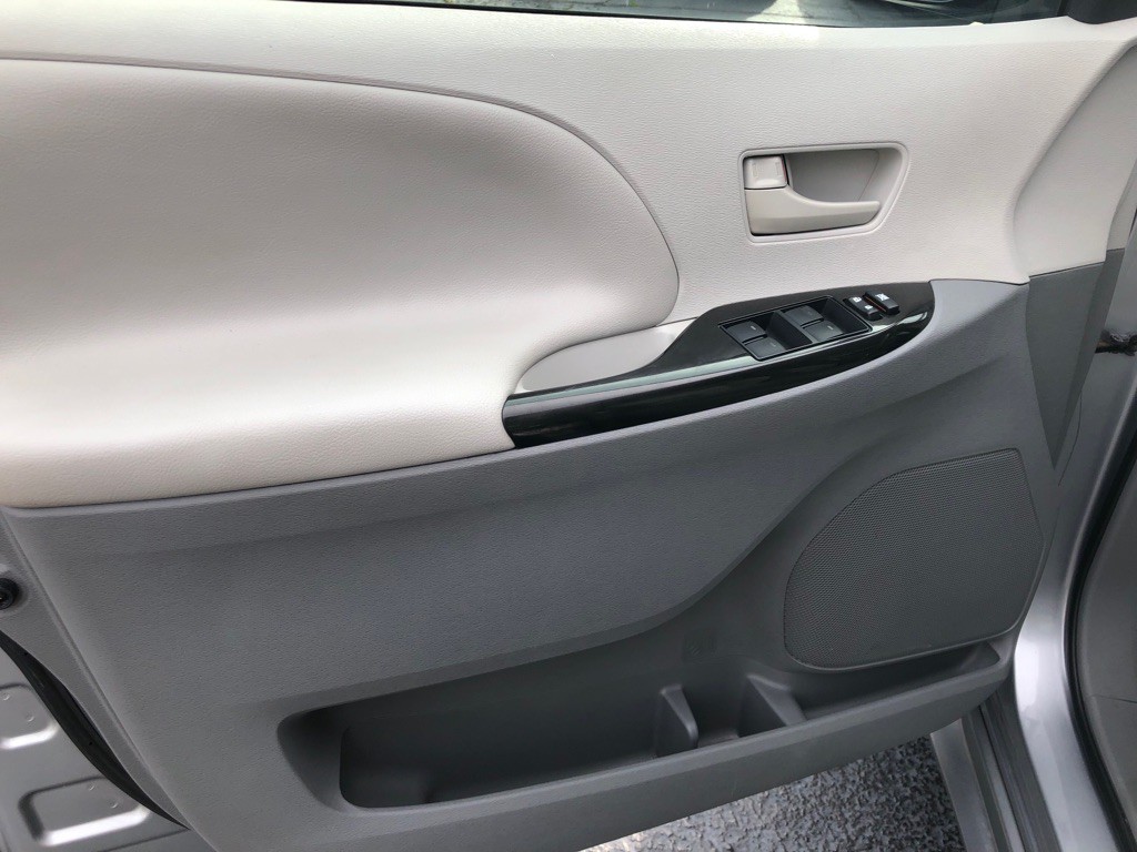 2012 Toyota Sienna Image 20