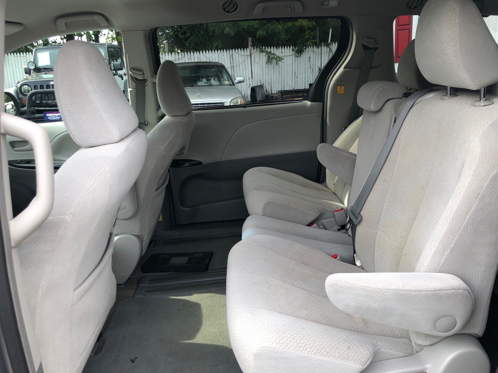 2012 Toyota Sienna Image 21