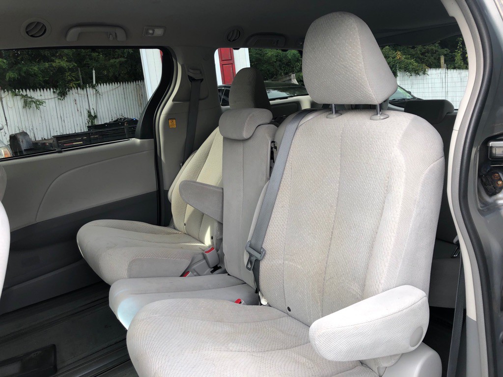 2012 Toyota Sienna Image 22