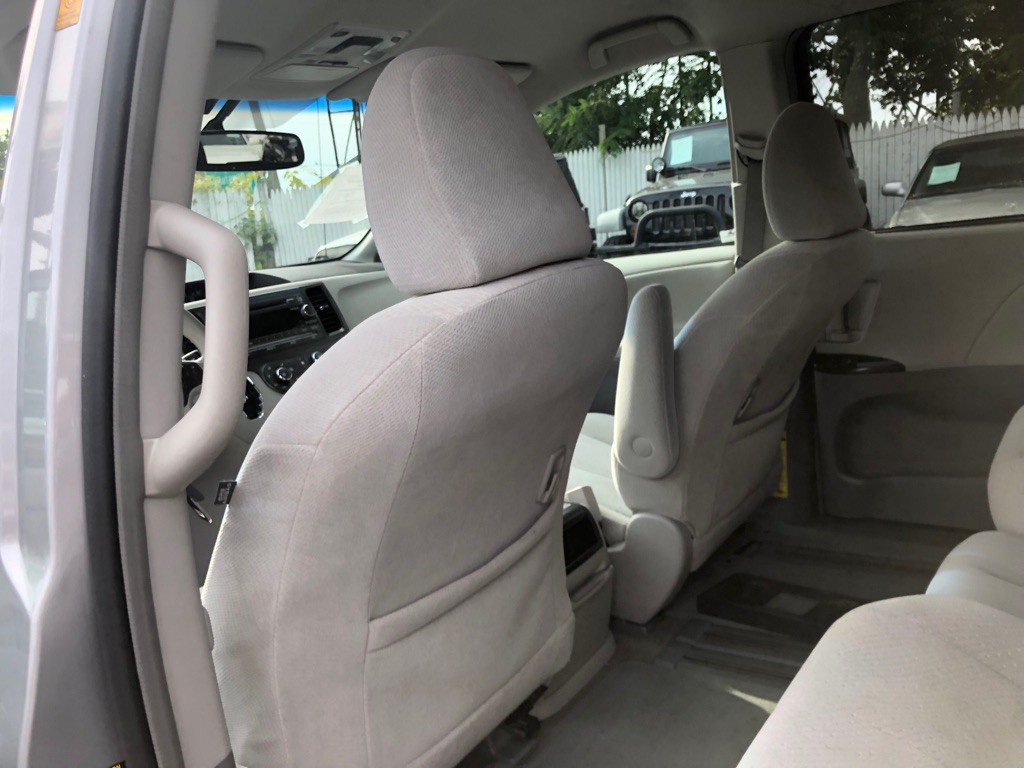 2012 Toyota Sienna Image 23