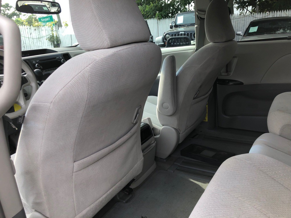 2012 Toyota Sienna Image 24