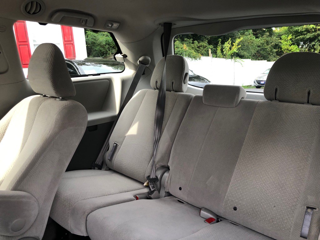 2012 Toyota Sienna Image 25