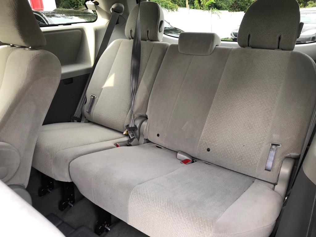 2012 Toyota Sienna Image 26