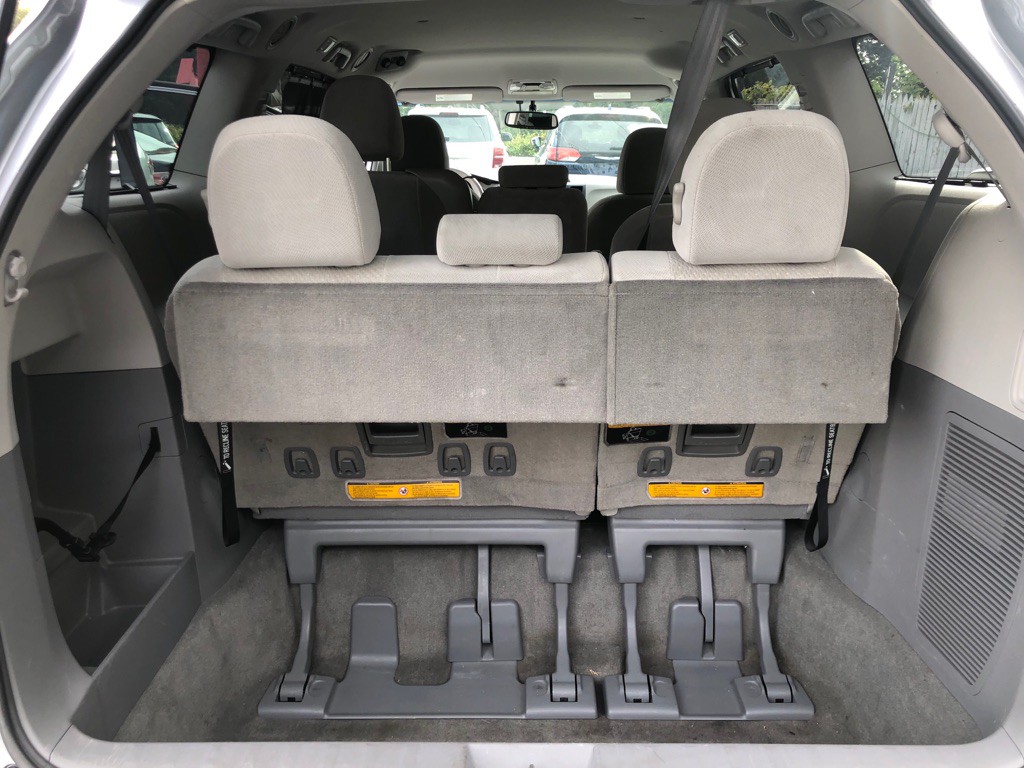 2012 Toyota Sienna Image 27