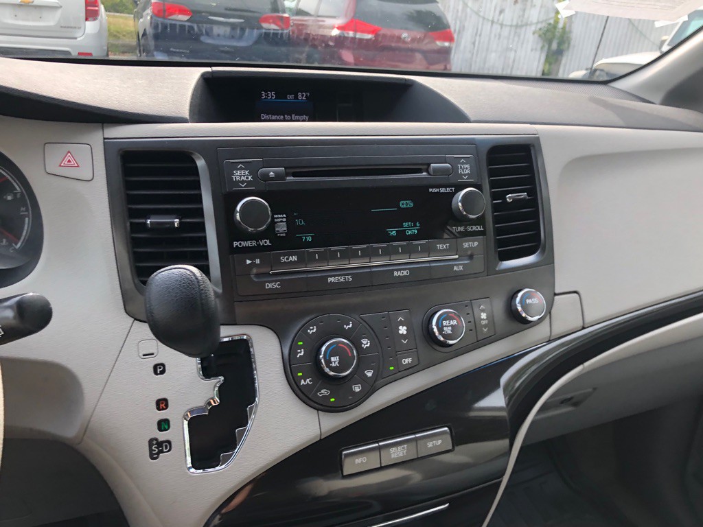 2012 Toyota Sienna Image 29