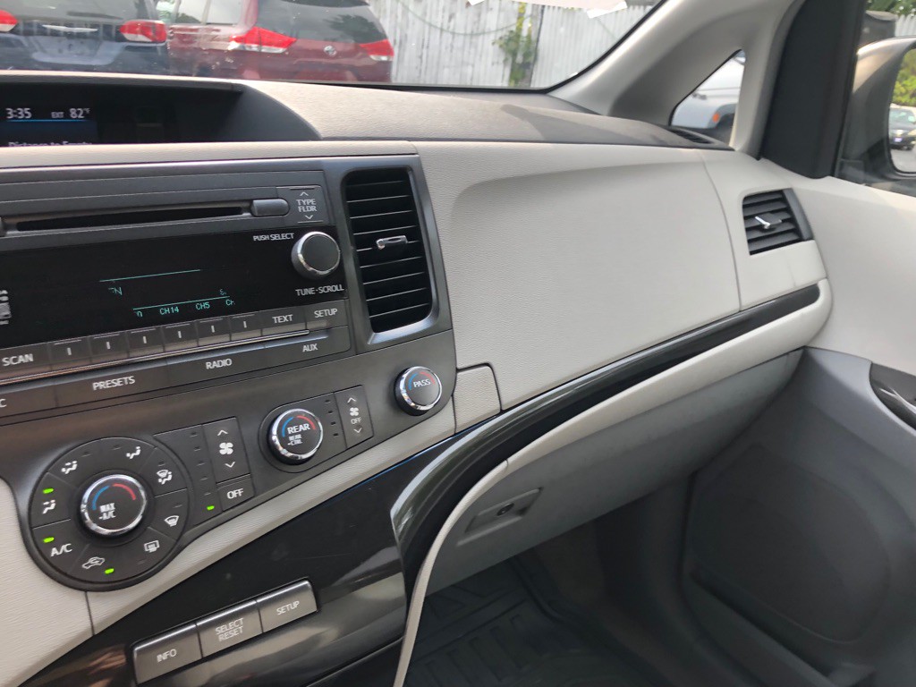 2012 Toyota Sienna Image 30
