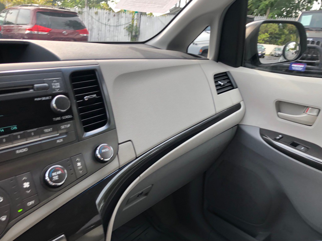 2012 Toyota Sienna Image 31