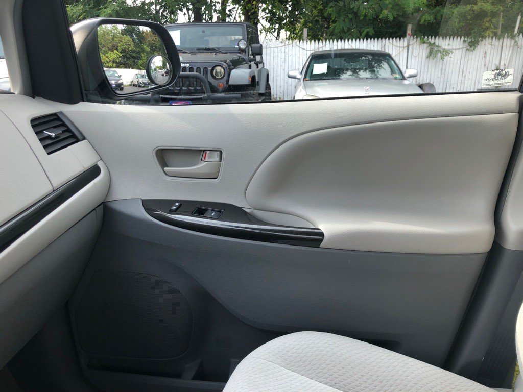 2012 Toyota Sienna Image 32