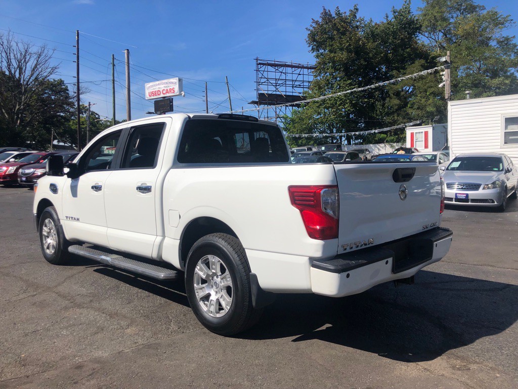 2017 Nissan Titan Image 9