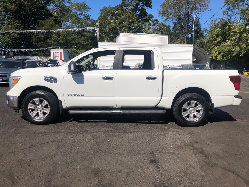 2017 Nissan Titan Image 10