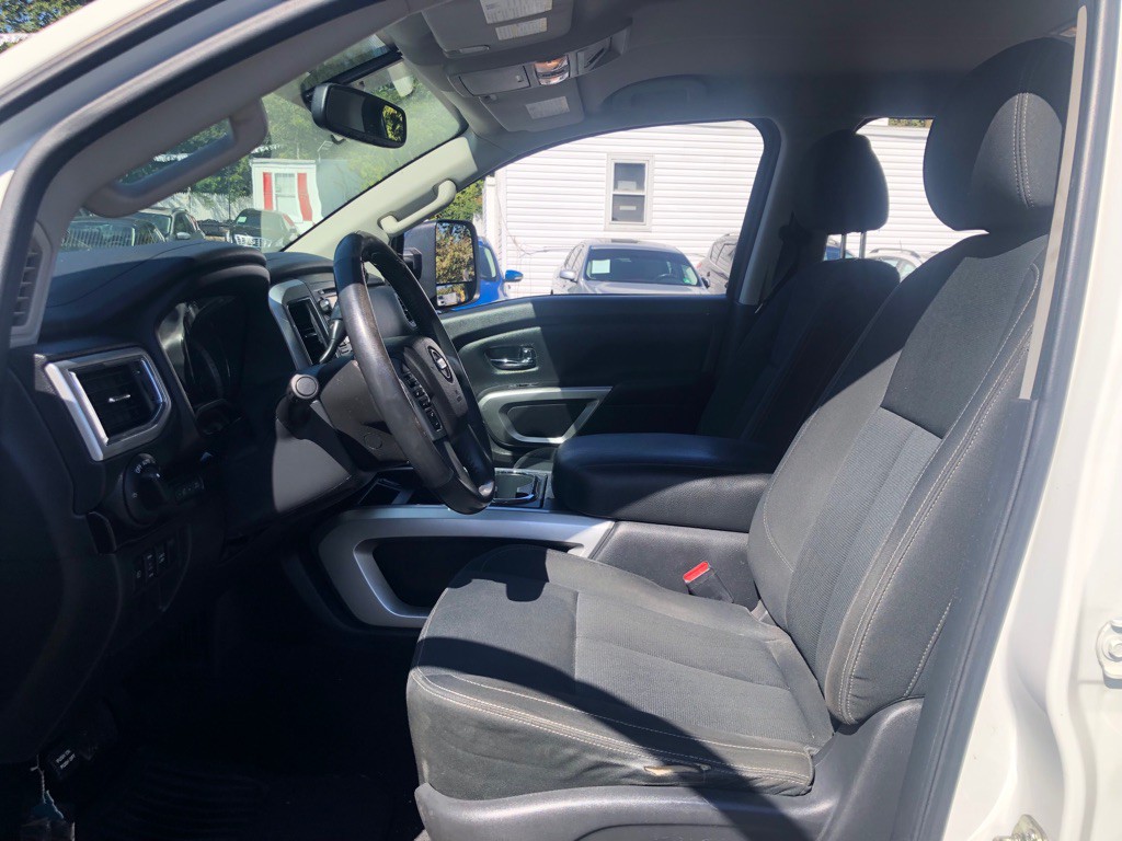 2017 Nissan Titan Image 20