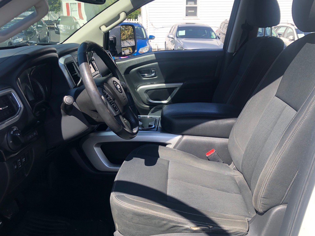2017 Nissan Titan Image 22