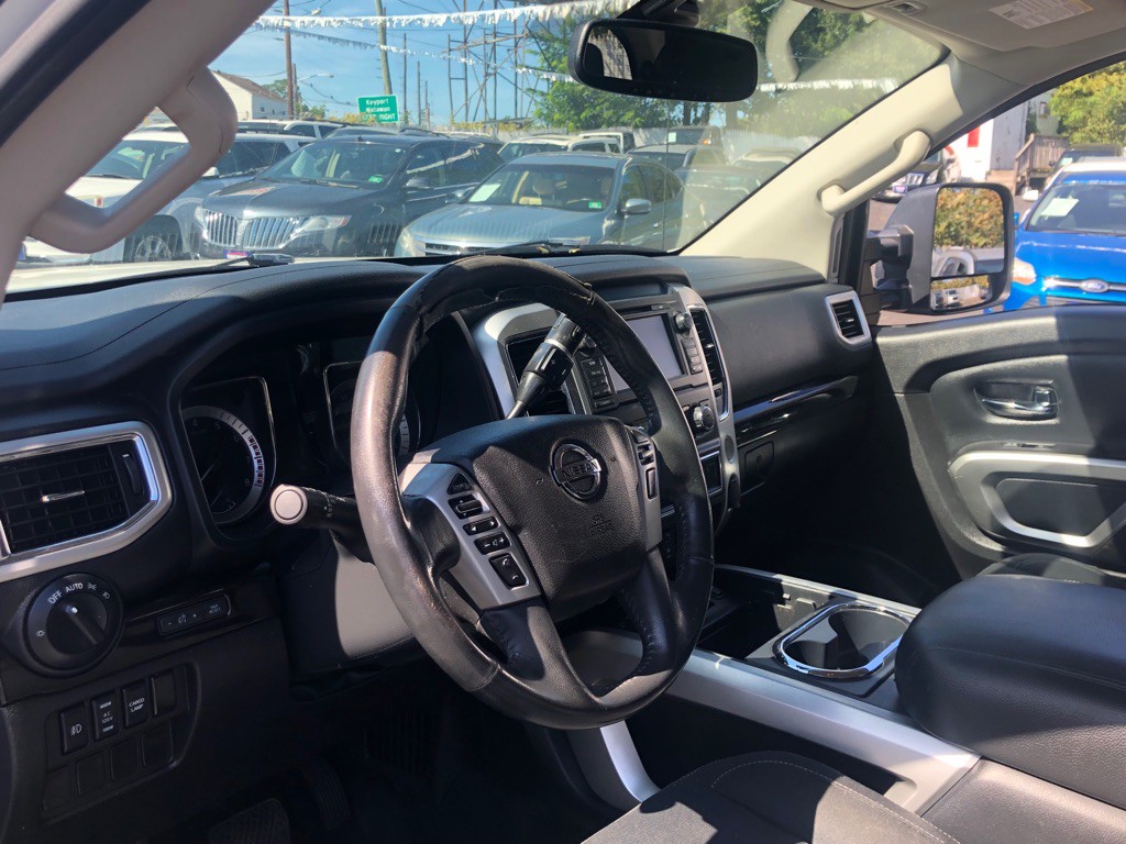 2017 Nissan Titan Image 23
