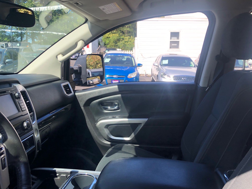 2017 Nissan Titan Image 24