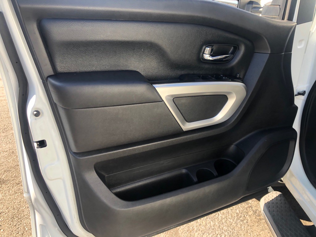 2017 Nissan Titan Image 26