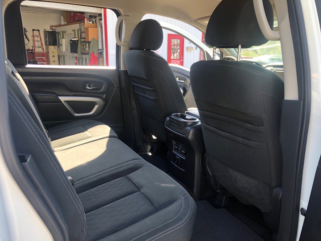 2017 Nissan Titan Image 28