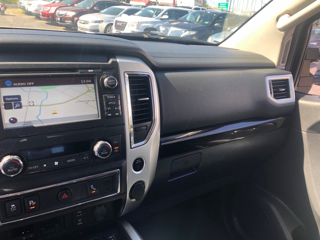 2017 Nissan Titan Image 35
