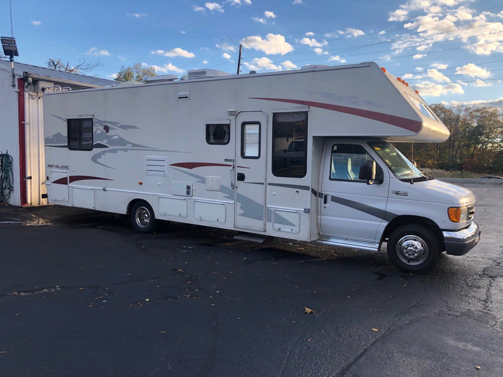 2005 Ford Econoline Image 3