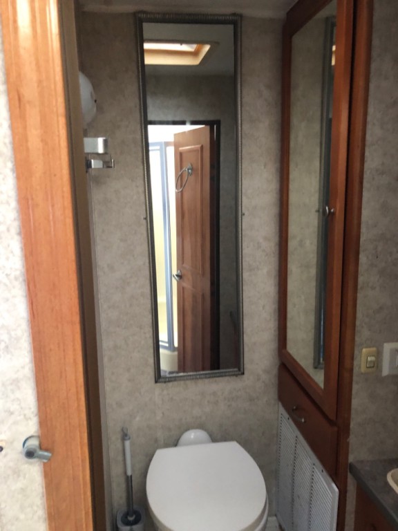 2005 Ford Econoline Image 24