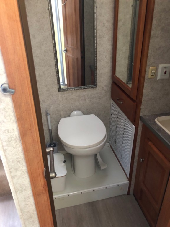 2005 Ford Econoline Image 25