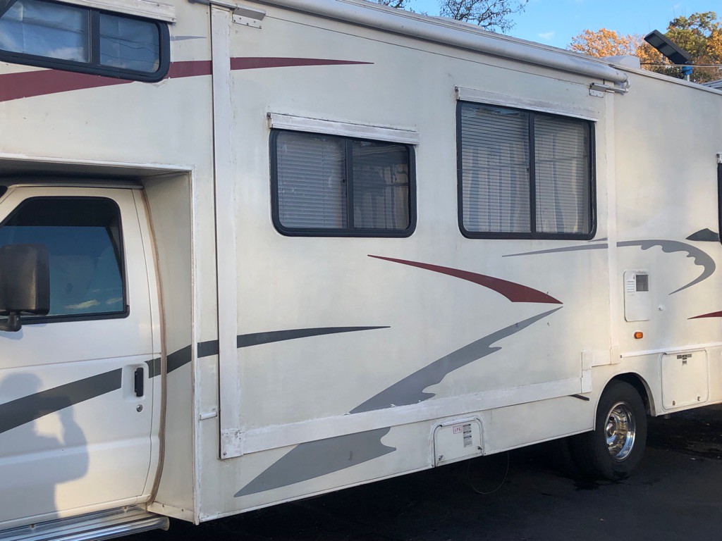 2005 Ford Econoline Image 3