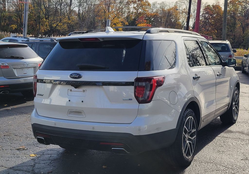 2016 Ford Explorer Image 2