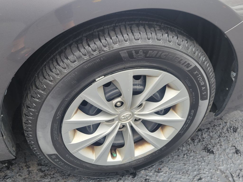 2015 Toyota Camry Image 12