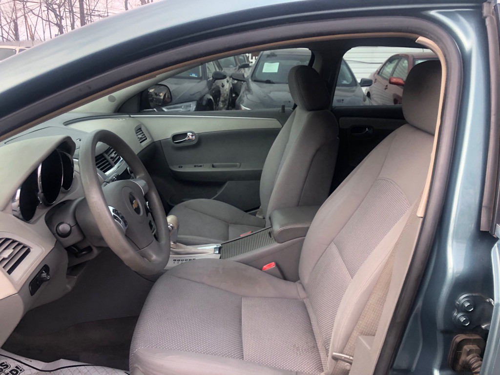 2009 Chevrolet Malibu Image 2