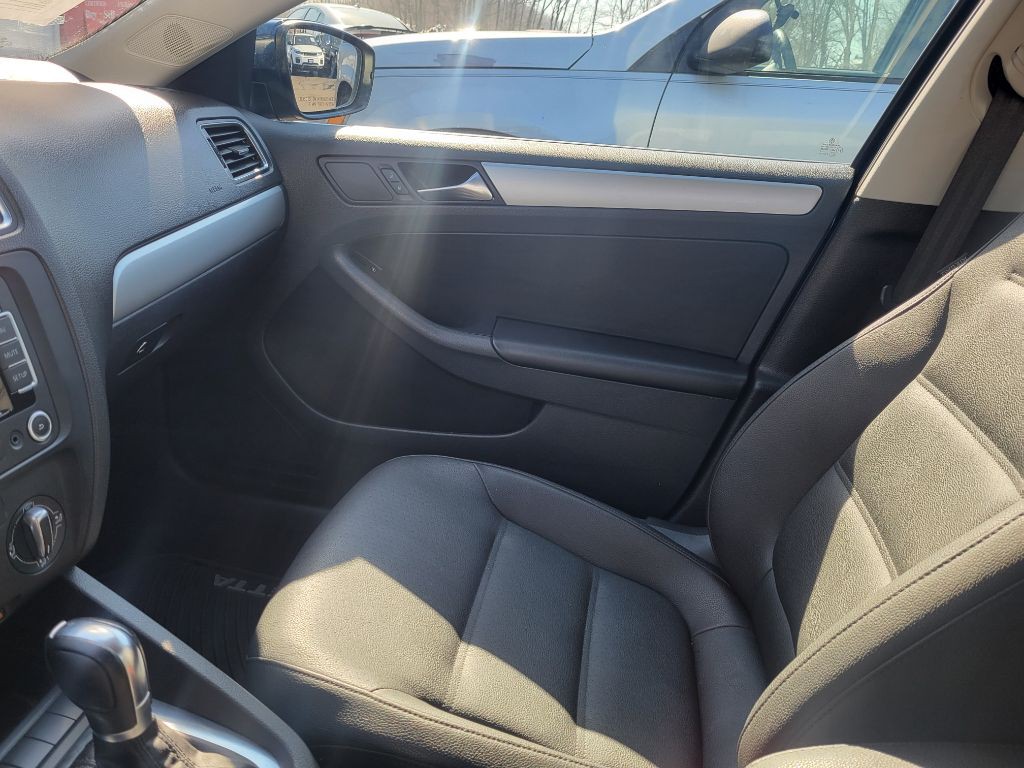 2011 Volkswagen Jetta Image 28