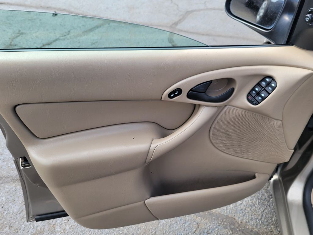 2004 Ford Focus Image 11