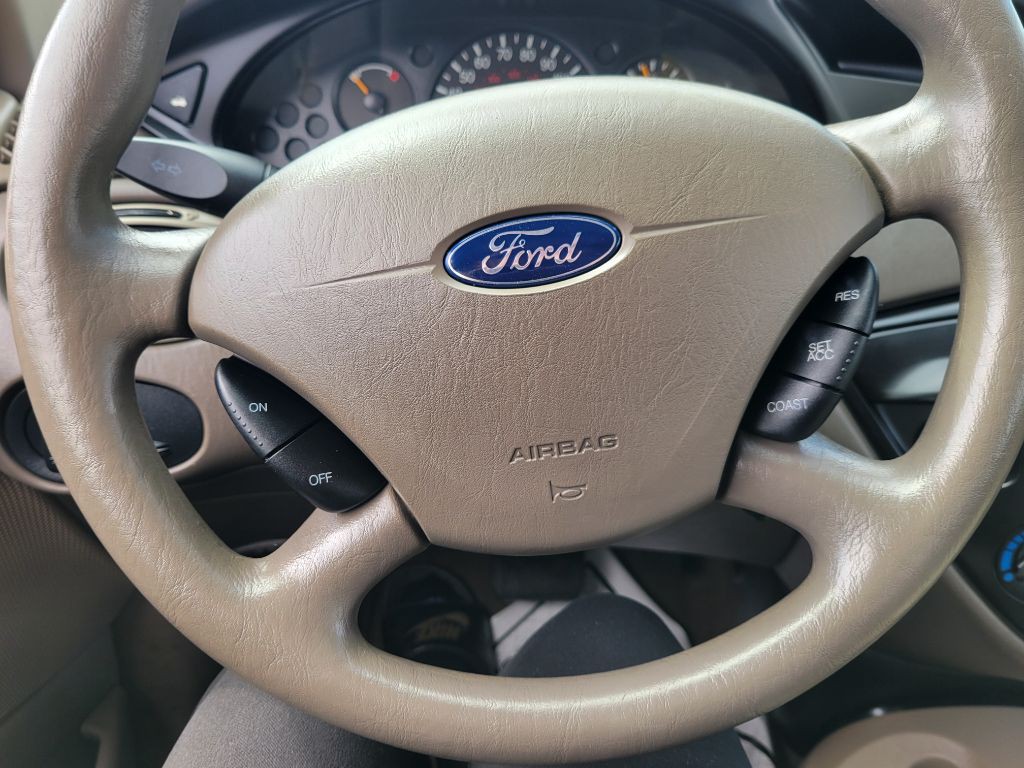2004 Ford Focus Image 16