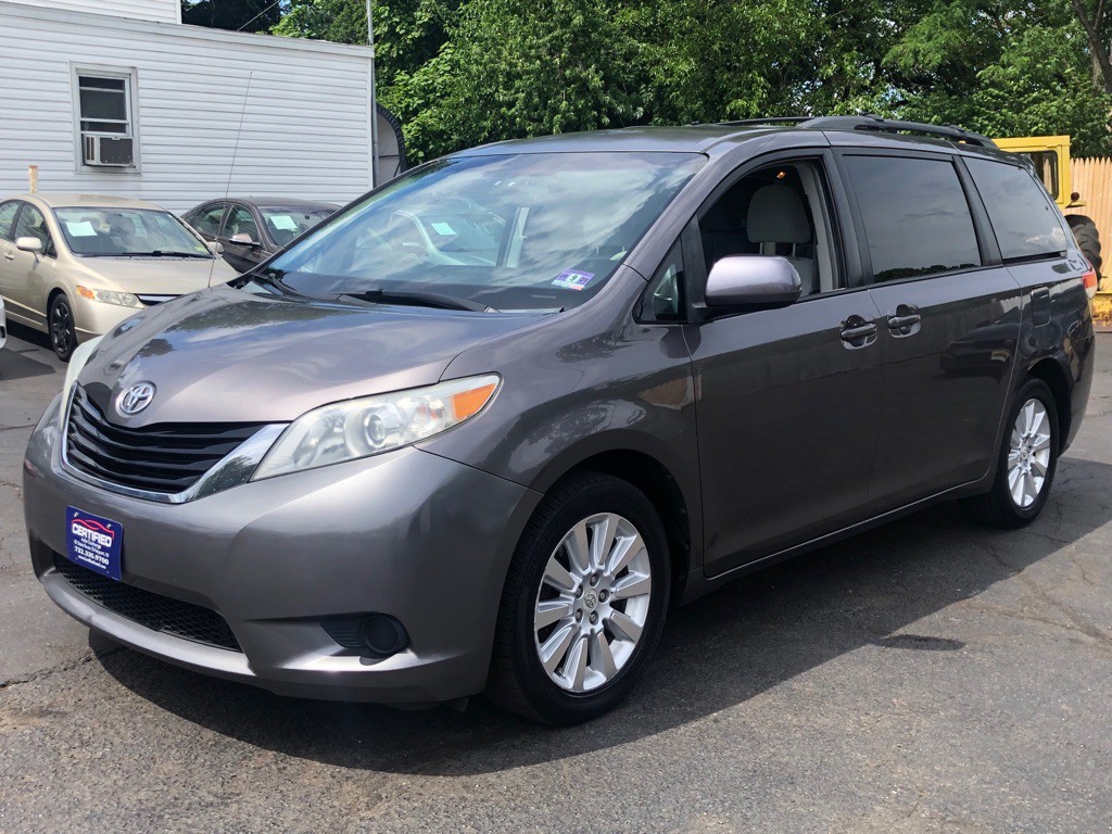 2011 Toyota Sienna Image 1