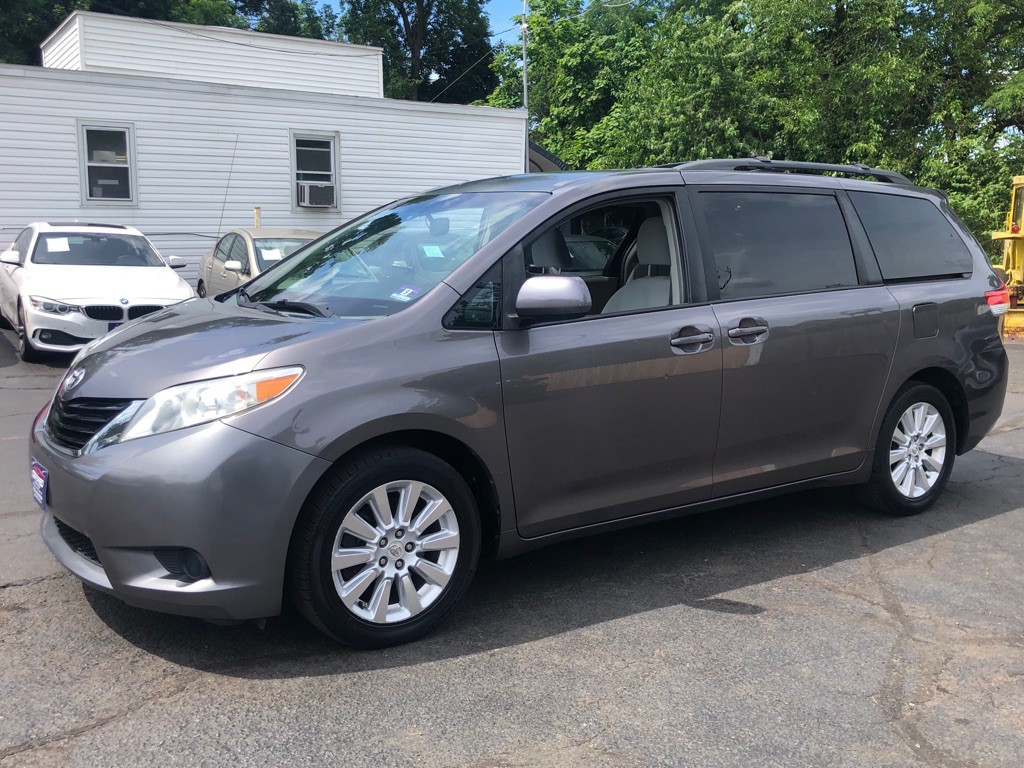 2011 Toyota Sienna Image 2