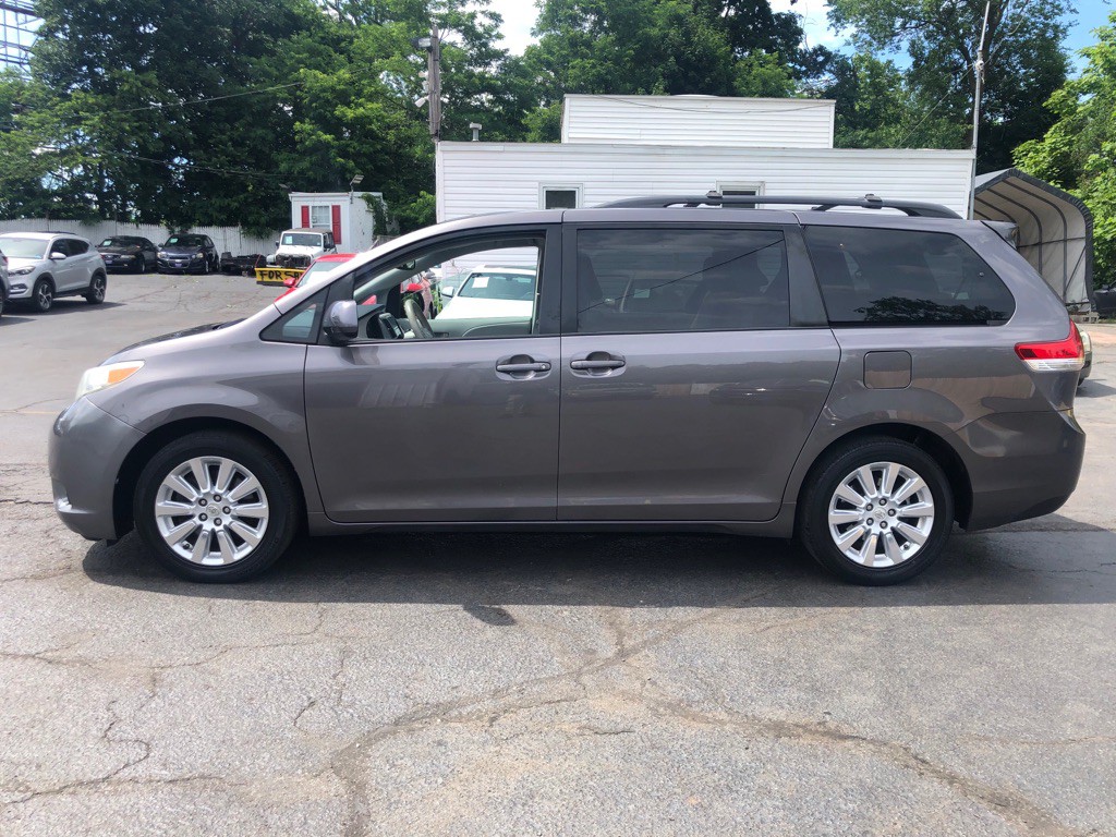 2011 Toyota Sienna Image 3