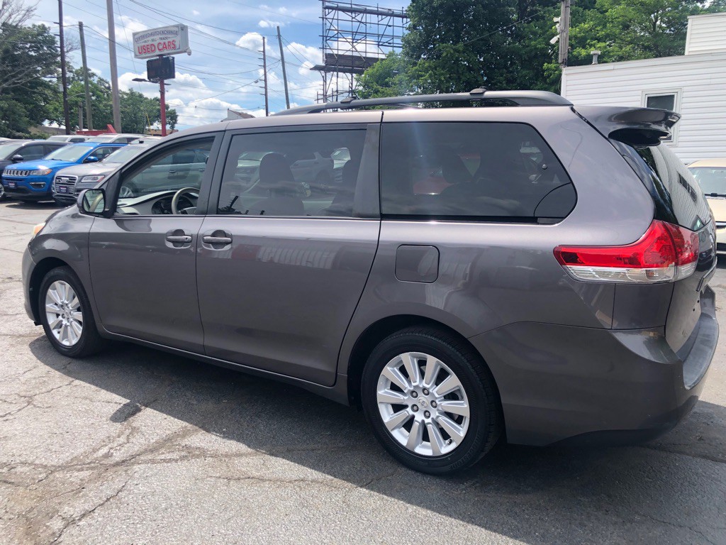 2011 Toyota Sienna Image 4