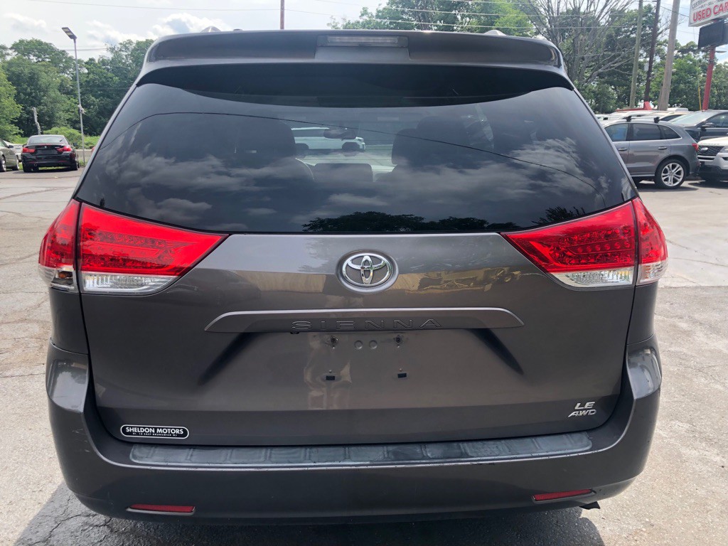 2011 Toyota Sienna Image 5