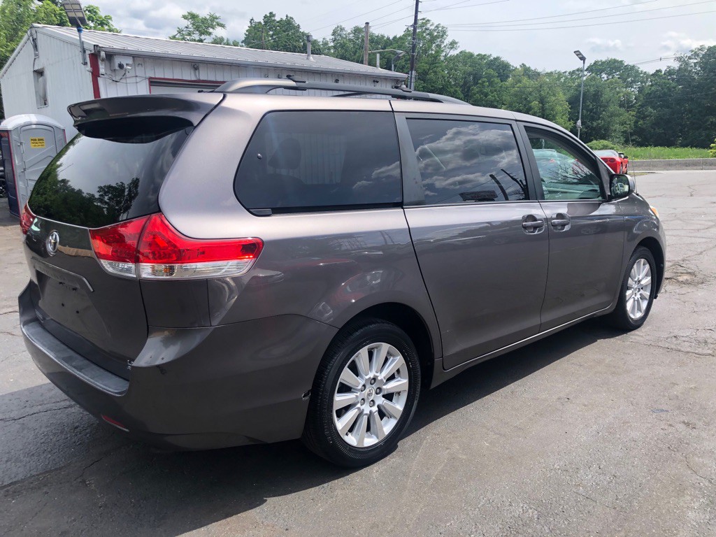 2011 Toyota Sienna Image 7