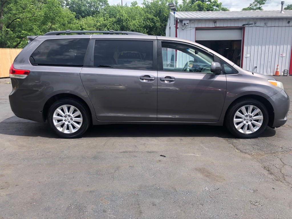 2011 Toyota Sienna Image 8