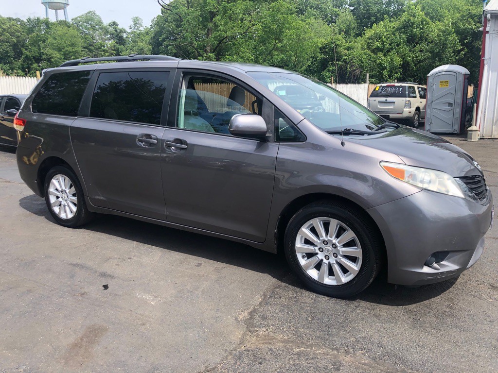 2011 Toyota Sienna Image 9