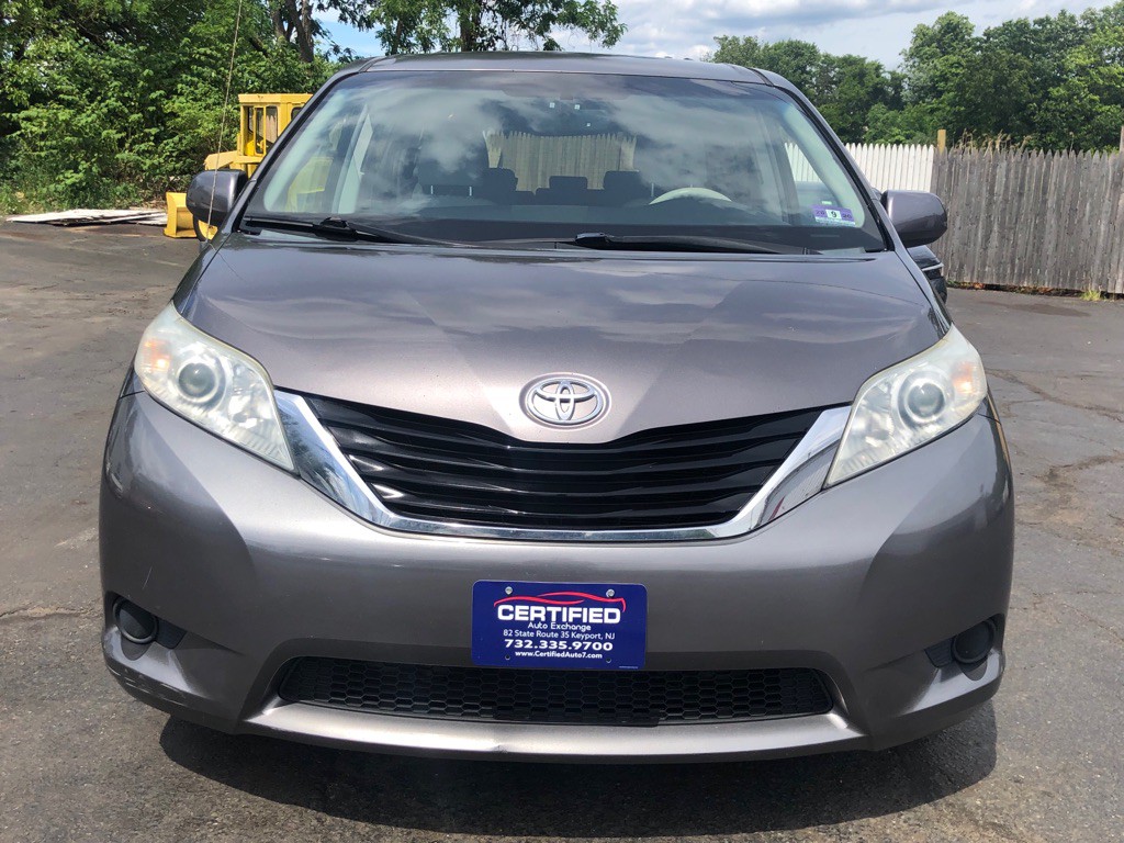 2011 Toyota Sienna Image 11