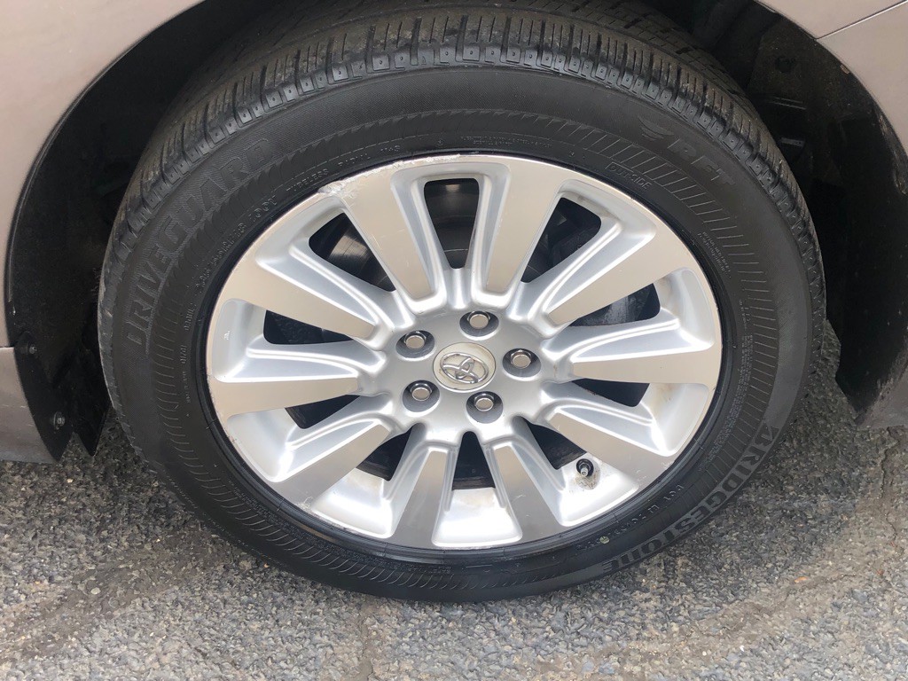 2011 Toyota Sienna Image 13