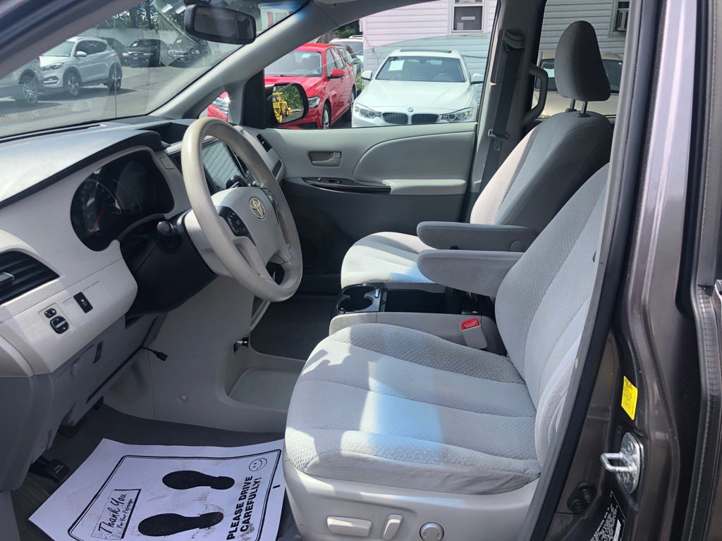 2011 Toyota Sienna Image 16