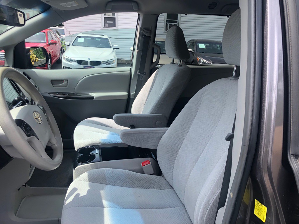 2011 Toyota Sienna Image 17