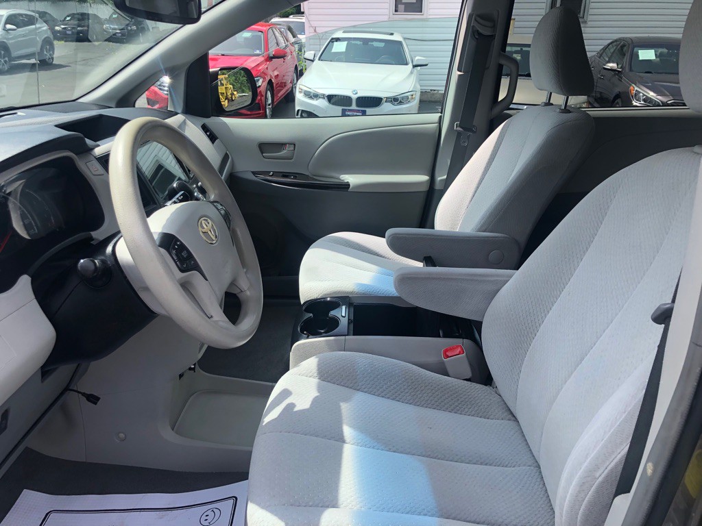 2011 Toyota Sienna Image 18