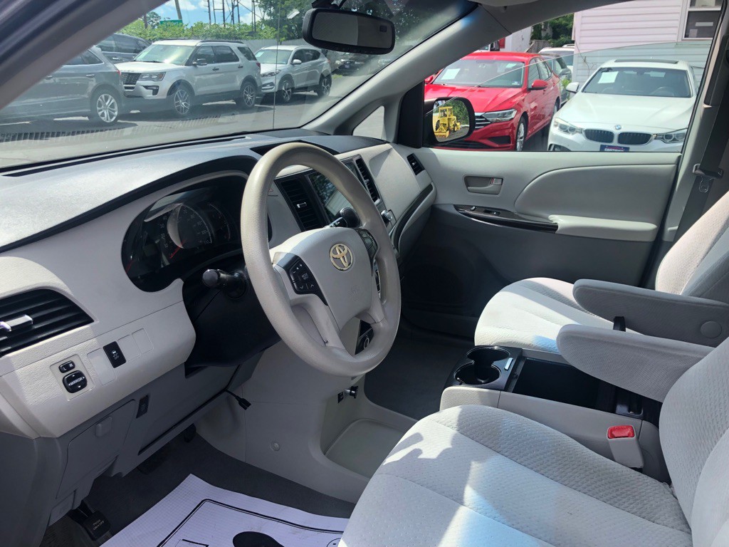2011 Toyota Sienna Image 19