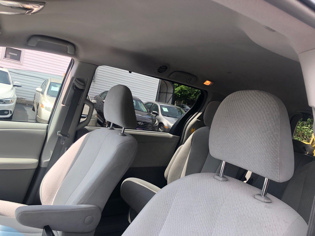 2011 Toyota Sienna Image 20